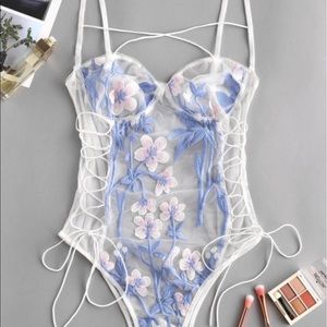 🌸 Flower Embroidered lace up mesh teddy!